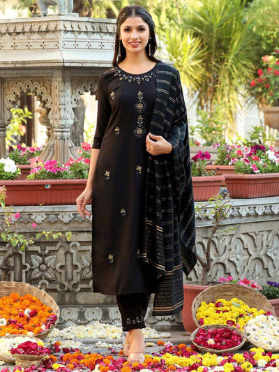 BANARASI SUIT WITH BANARASI DUPATTA AND PANT FOR GIRLS & WOMENS DUPATTA  -2.50 MTR at Rs 795 | Banarasi Suit in New Delhi | ID: 2850838494088